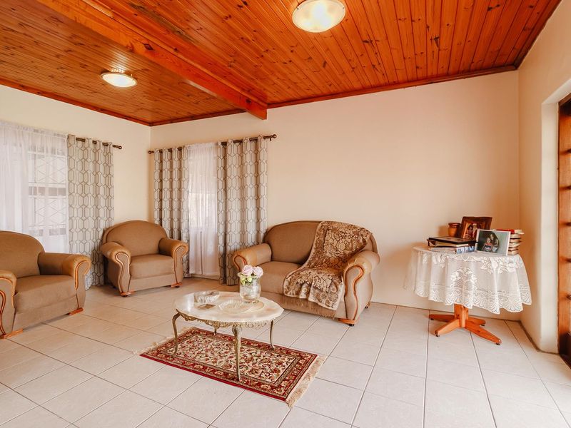 Beautiful 4-Bedroom Family Home - Photo 7