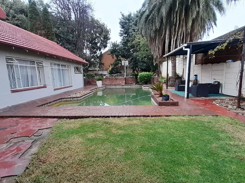 Spacious Family Home With Potential - Photo 6