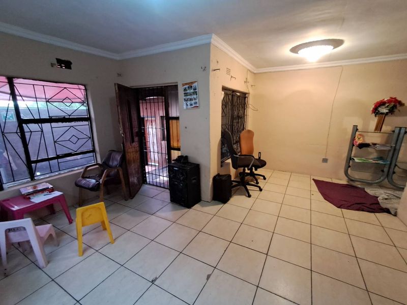 3 Bedroom House For Investment - Photo 10