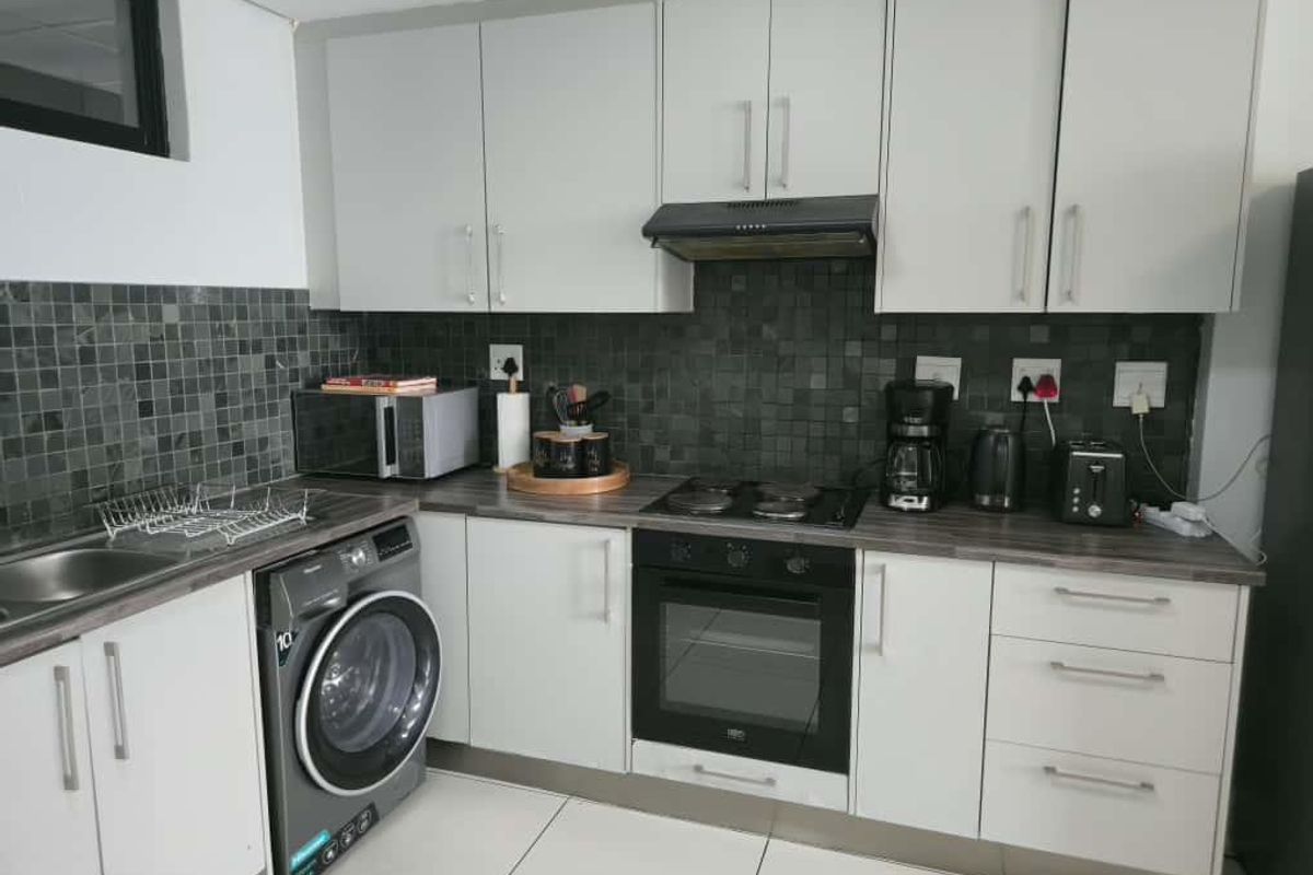 Comfortable living space - Photo 5