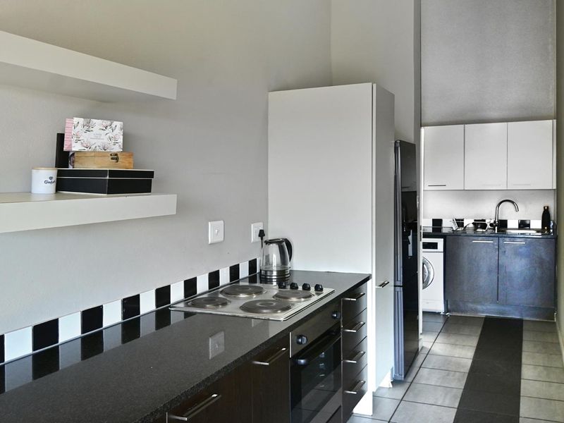 Charming Bachelor Apartment in Secure Estate - Photo 7