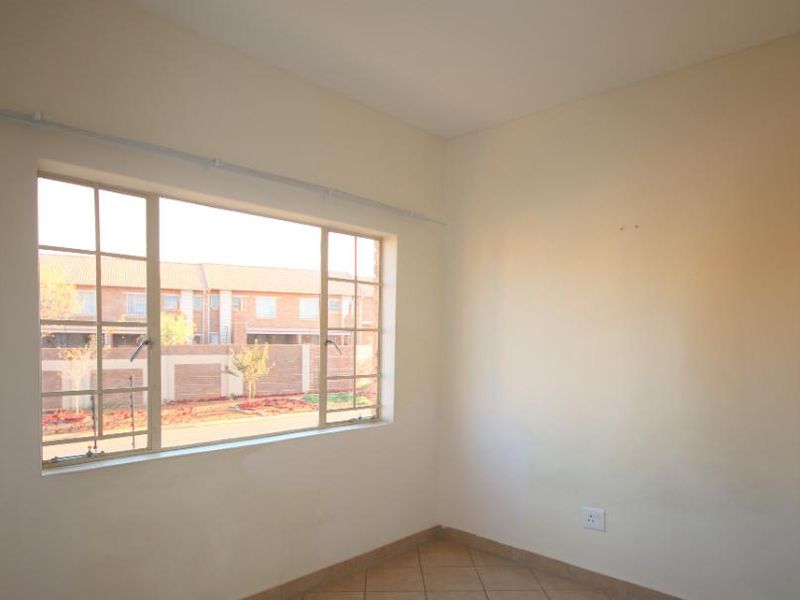 Load-Shedding Free Area - Ground Floor Unit! - Photo 7