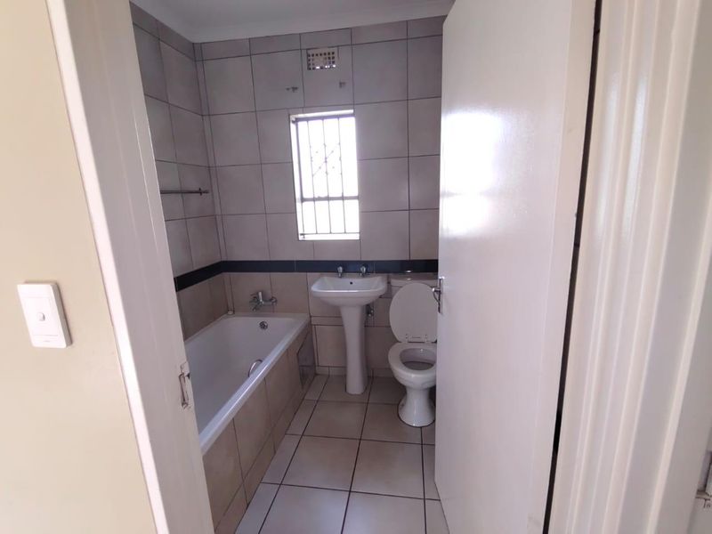 Riverside View - R 850 000 Great Value for this neat property ! - Photo 8