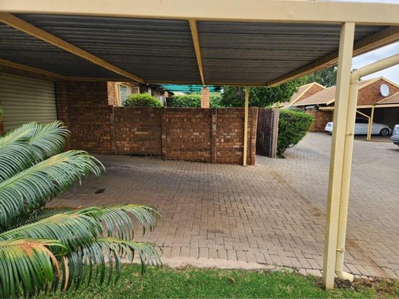 2 Bedroom Townhouse in Rooihuiskraal North - Photo 7
