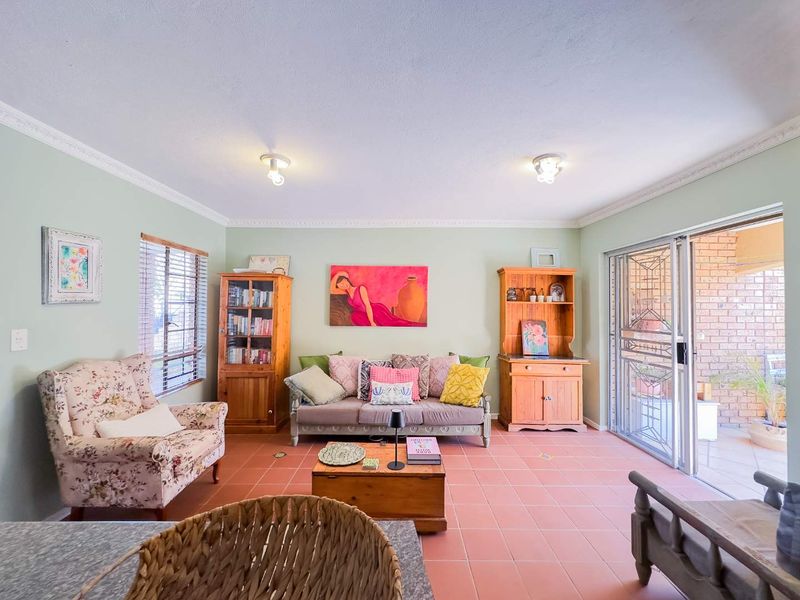 Stylish Renovated 2 Bedroom Townhouse with Stunning Garden in Equestria - Photo 4