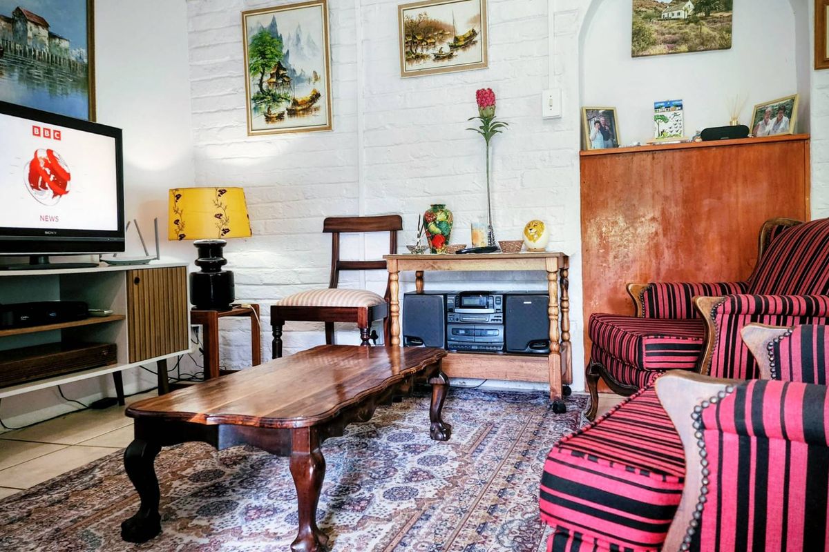 Spacious 3-Storey A-Frame Home with Multi-Unit Potential - Photo 4