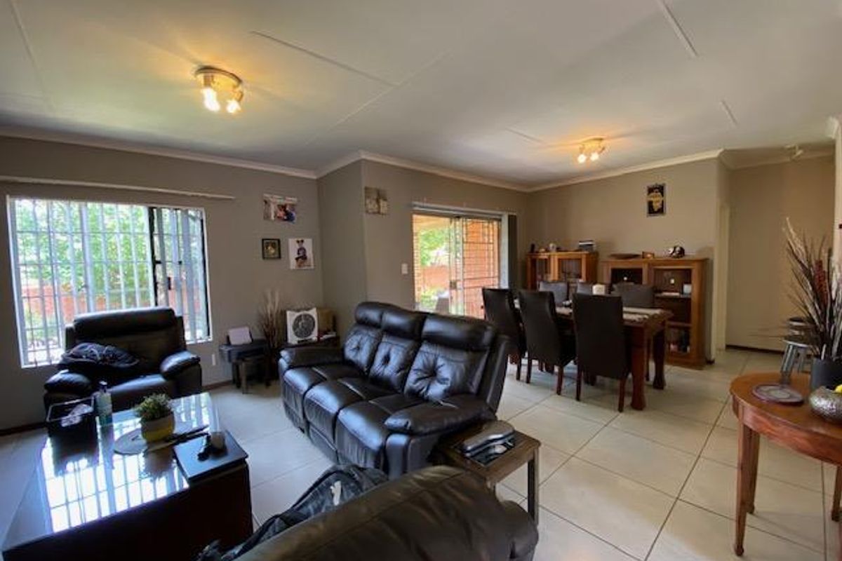 Three bedroom townhouse in Equestria Estate. - Photo 5