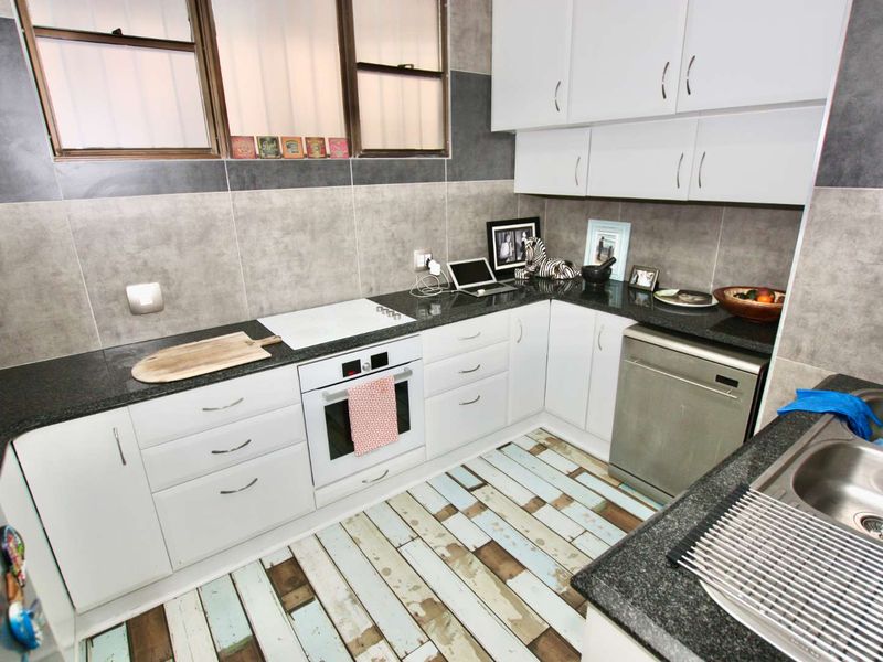 Exquisite Umhlanga Beachfront Apartment with Amazing Sea & Lagoon Views!! - Photo 7