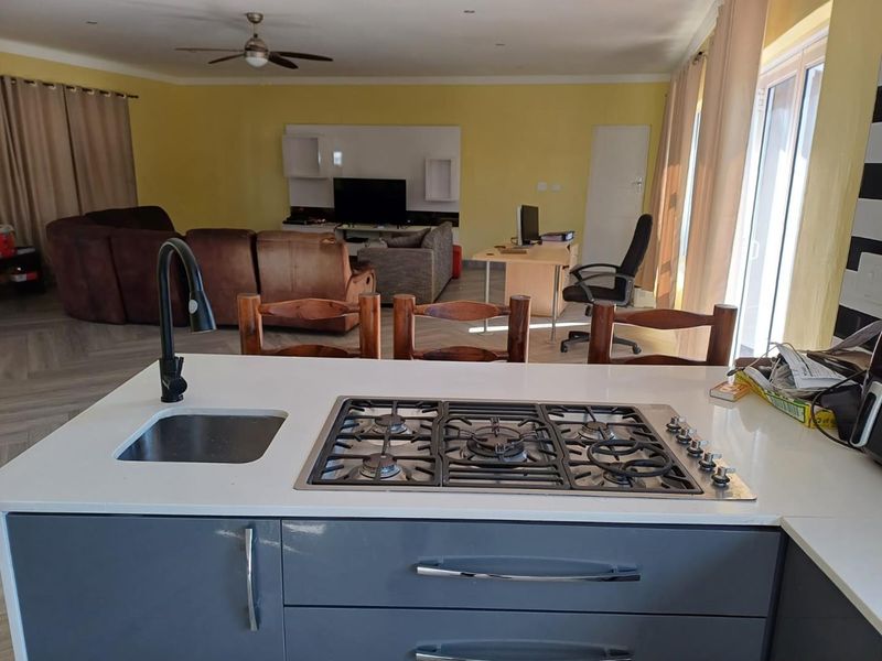 Serene Oasis: 4-Bedroom Home with Pool, Gardens, and Staff Quarters - Photo 2