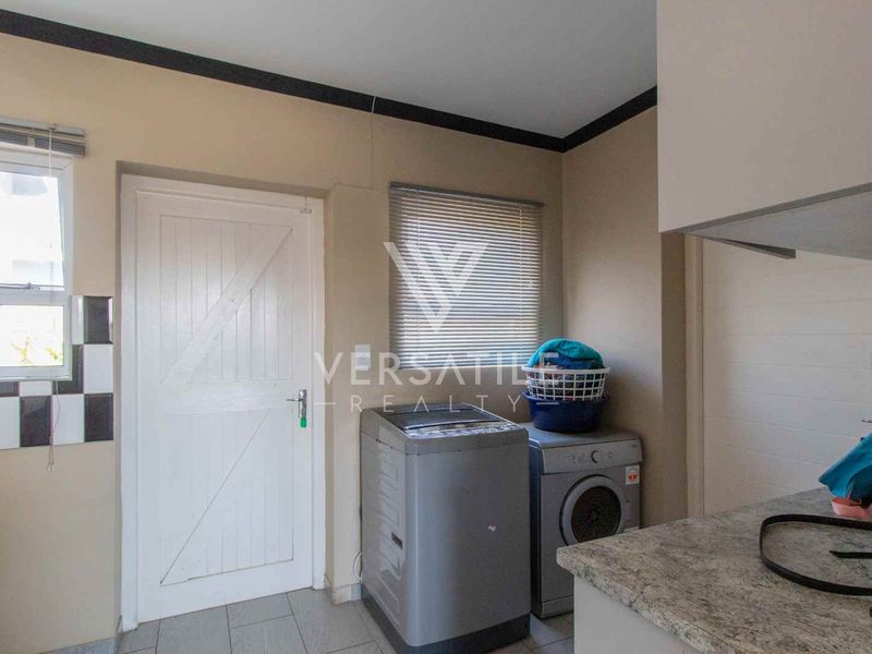Family home with 1 bedroom flat - Photo 10