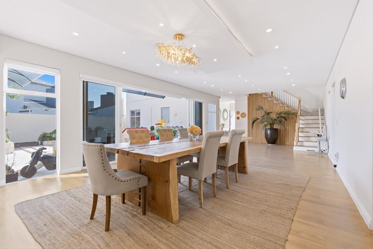 Exquisite Contemporary Residence in Prestigious Sagewood Estate - Photo 3