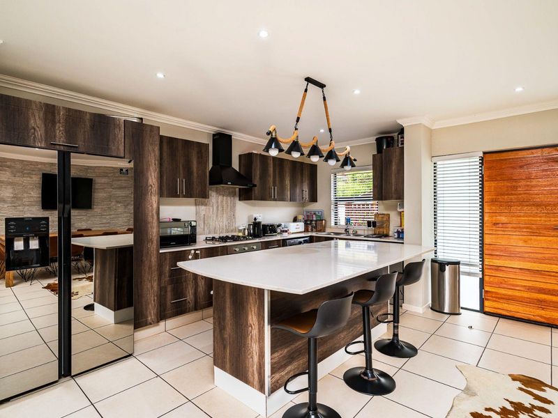 Stunning 3 Bedroom Luxury Townhouse in Waterfall - Photo 7