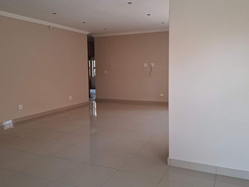 Beautiful Spacious Cluster Home - Photo 3