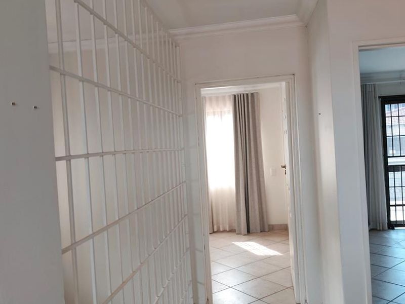 4 Modern Home to Rent in secure estate Waterkloof Ridge - Photo 8