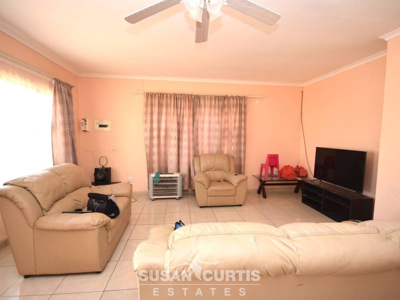 Live & Earn: 3-Bedroom House with Rental Flats! - Photo 3