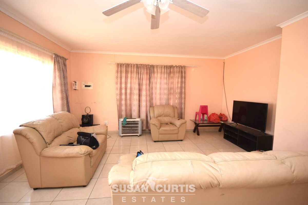 Live & Earn: 3-Bedroom House with Rental Flats! - Photo 3