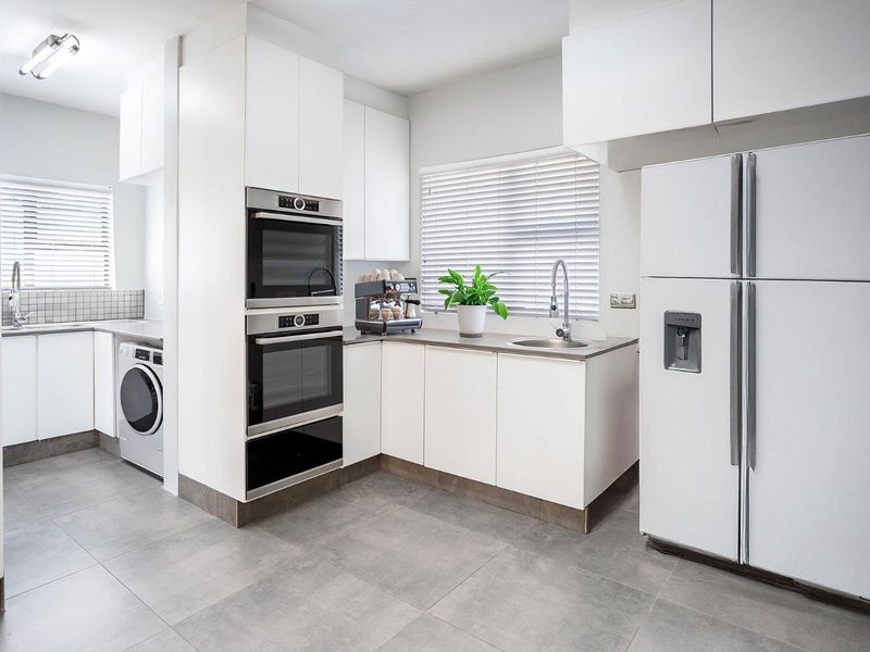 Luxury Modern Renovation in Sought-After Security Estate - Photo 3