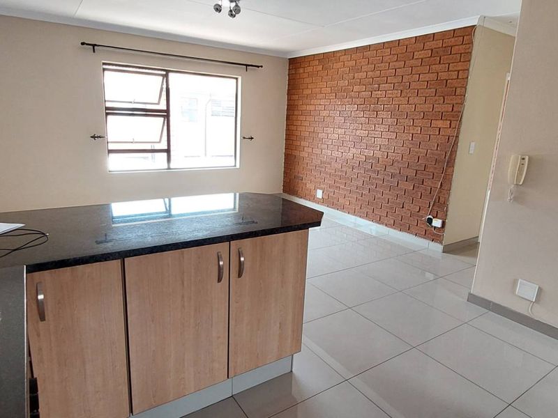 Modern 2 bedroomed pet friendly unit - Photo 4