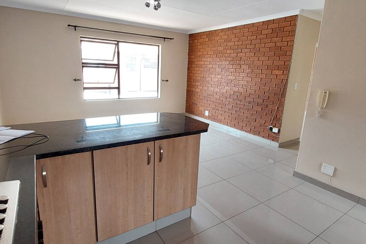 Modern 2 bedroomed pet friendly unit - Photo 4