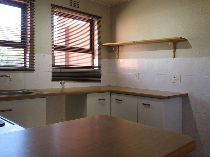 Charming 2‐Bedroom Sectional Title Unit in Vibrant Johannesburg South - Photo 3