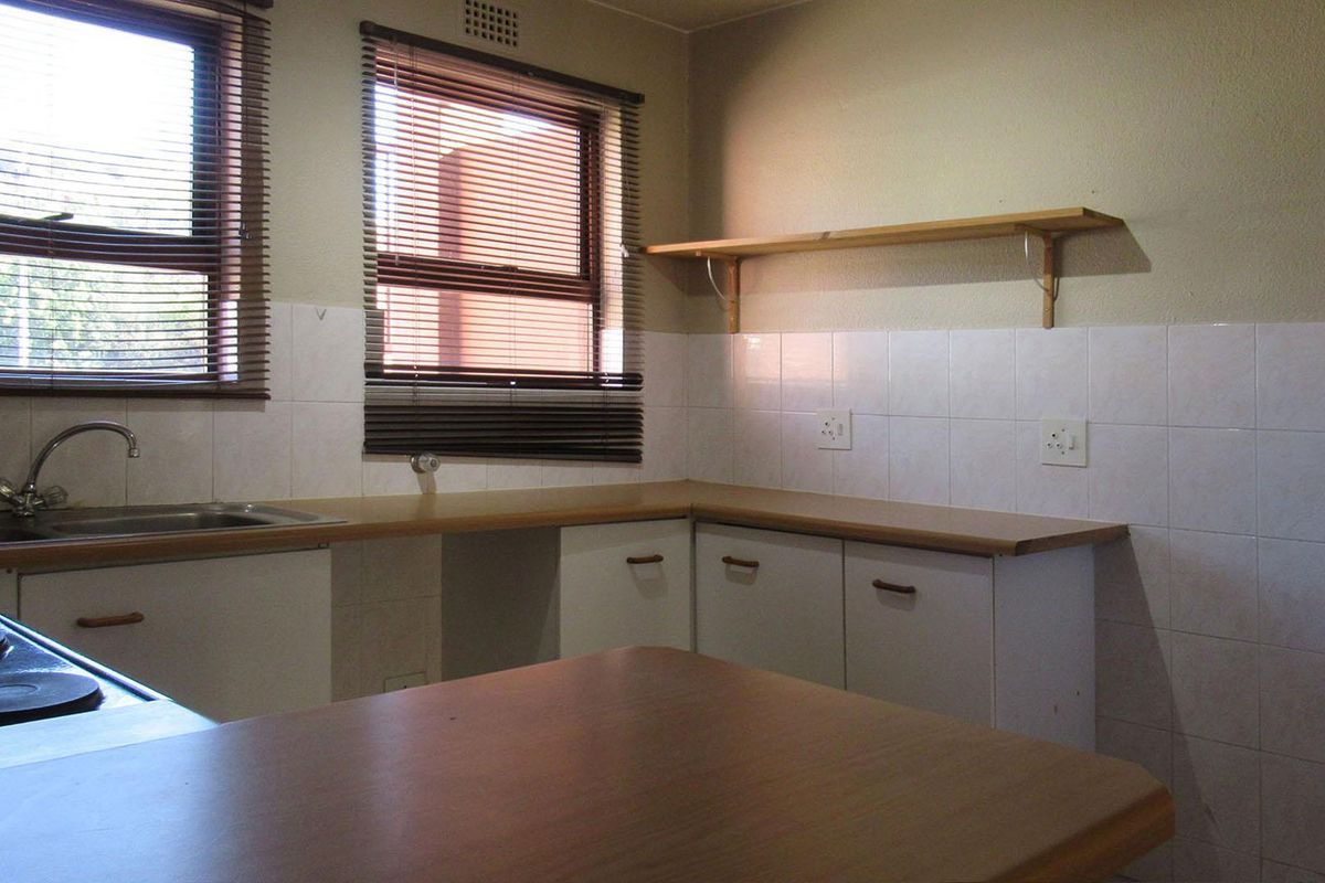 Charming 2‐Bedroom Sectional Title Unit in Vibrant Johannesburg South - Photo 3