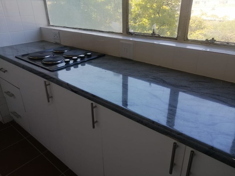 **Spacious Room for Rent in the Heart of Pretoria Central** - Photo 3