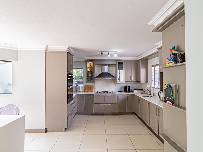 5 Bedroom House to Rent in Dainfern Golf Estate - Photo 4