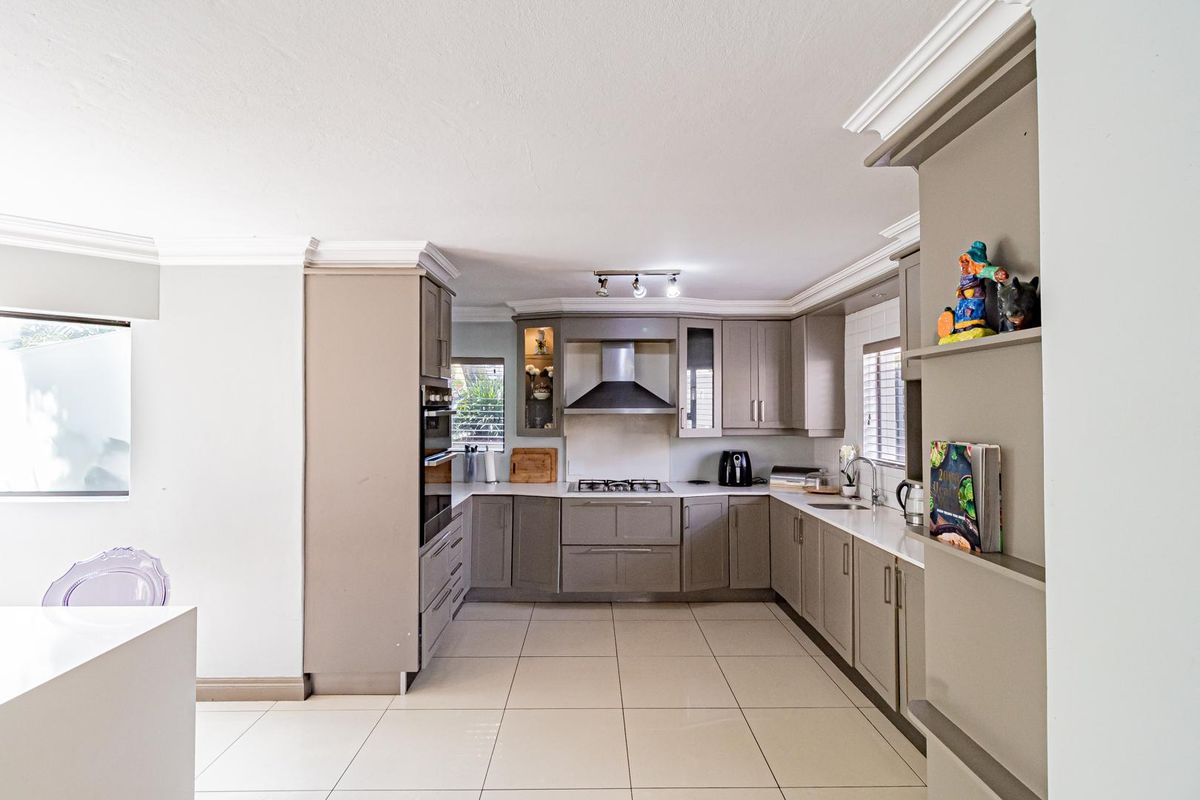 5 Bedroom House to Rent in Dainfern Golf Estate - Photo 4