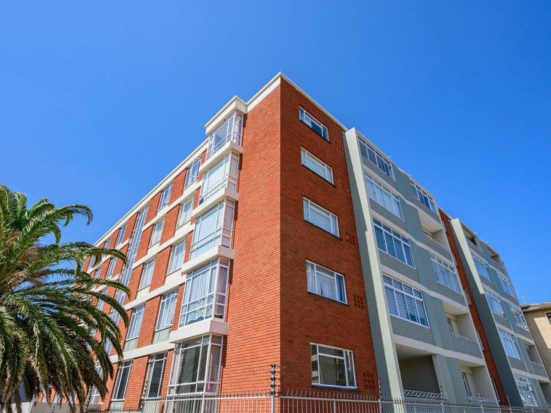 Spacious unit with lots of extras and a sea view - Photo 6