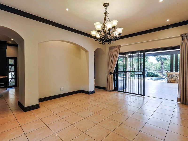Elegant Family Living with Exceptional Security in Waterkloof Ridge - Photo 10
