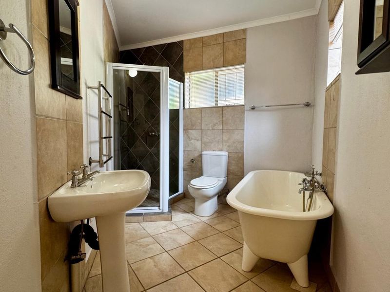 Spacious 4–6 Bedroom Family Home with Separate Office in Faerie Glen - Photo 10