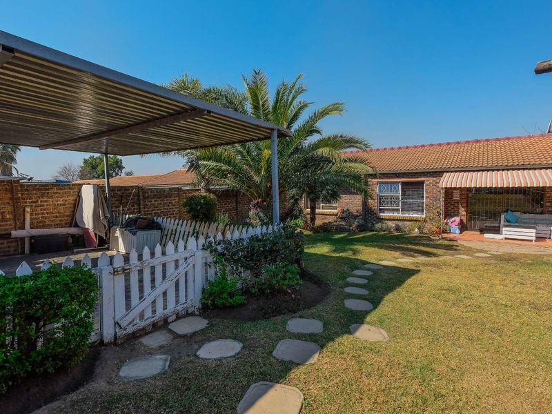 Lovely 3 Bedroom/2 Bathroom Simplex with Double Garage! - Photo 6