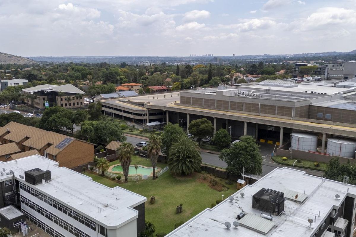 Double-Storey Unit with Spacious Living Areas - Photo 2