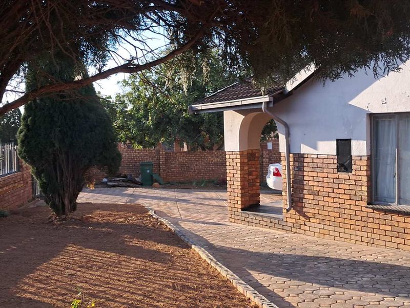 IMMACULATE HOME - Photo 7