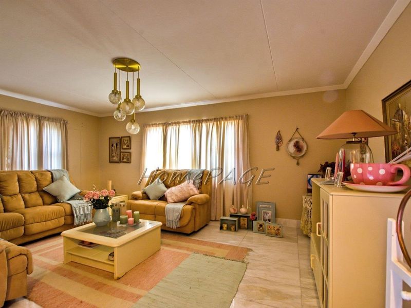 Central, Walvis Bay:  Spacious, very neat home in a good area, for sale - Photo 4