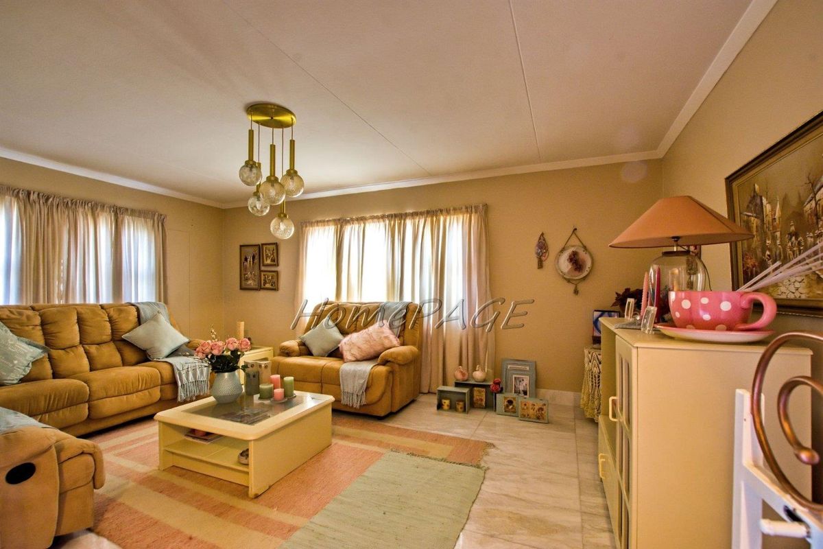 Central, Walvis Bay:  Spacious, very neat home in a good area, for sale - Photo 4