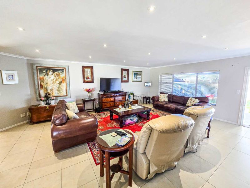 Modern family home for sale in Stilbaai-Wes. - Photo 6