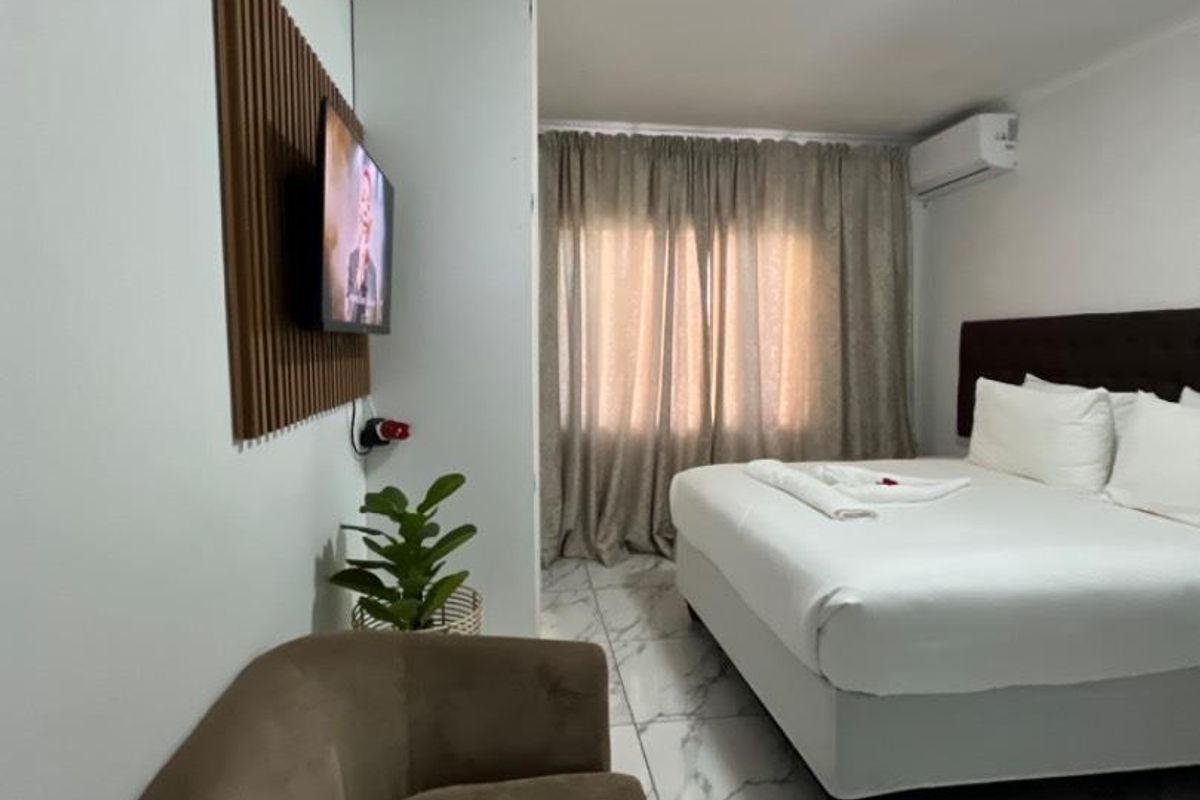 Guest house for sale🏡 🏡 Dorado Park 📍 💰 Selling Price: N$3.2 Million cost exclusive 💥 erf size 392 square meters  (Includes all furniture and fittings) Pro - Photo 5