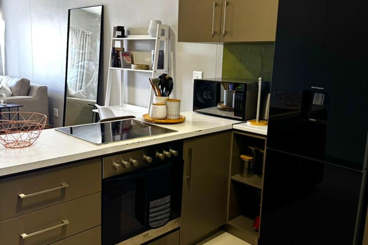 Merensky Tower- CBD Fully furnished 2bedroom flat, open plan kitchen, bathroom, balcony - Photo 5