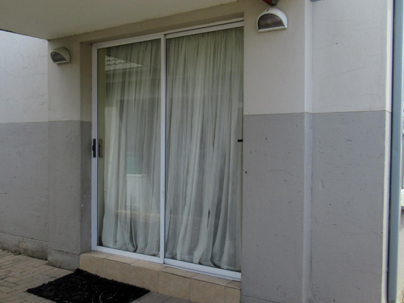 Modern Family Home in Die Heuwel Estate - Photo 4