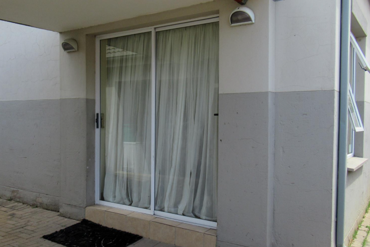 Modern Family Home in Die Heuwel Estate - Photo 4