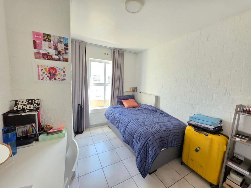 Beautifully renovated and furnished 2 Bed 1 Bath Apartment with Balcony - Photo 8