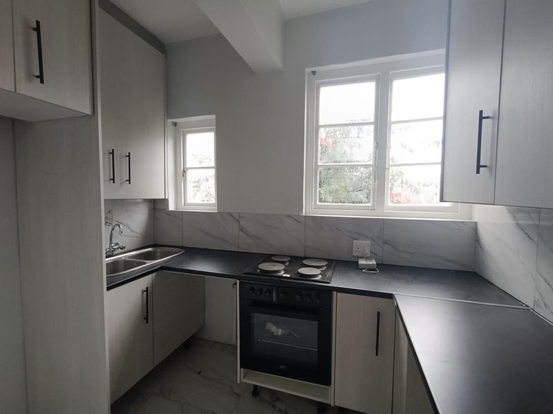 Newly Renovated 2-Bedroom Apartment in Sea Point - Photo 2