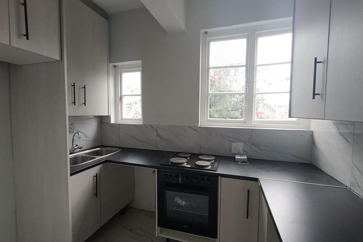 Newly Renovated 2-Bedroom Apartment in Sea Point - Photo 2