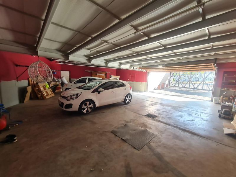 Boomed-Off Beauty: Spacious Home with Endless Entertainment Options - Photo 3