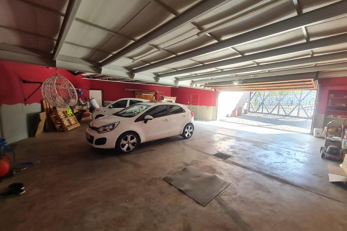 Boomed-Off Beauty: Spacious Home with Endless Entertainment Options - Photo 3