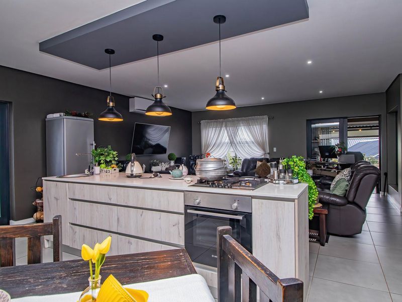 Hartland estate entertainers dream home - Photo 8