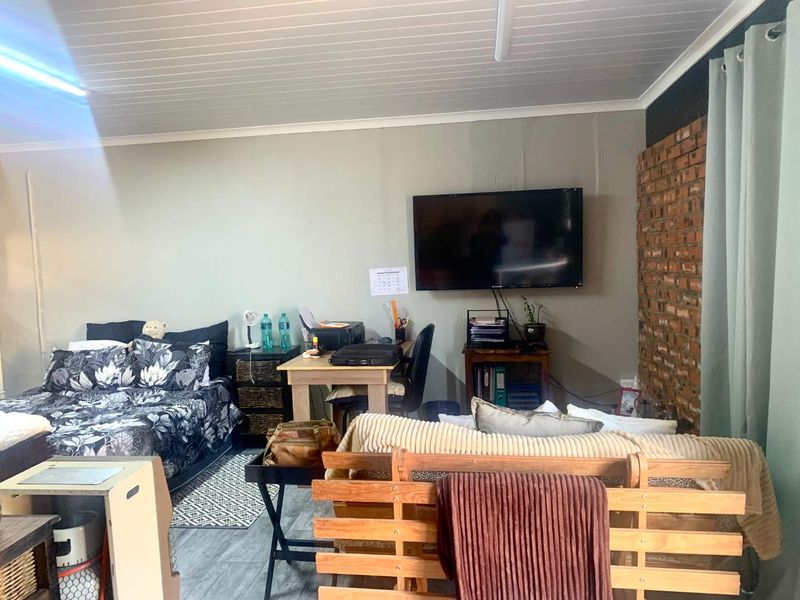 Spacious Smallholding with Family Home & newly Build Bachelor Flatlet – Southern Suburbs, Bloemfontein - Photo 9