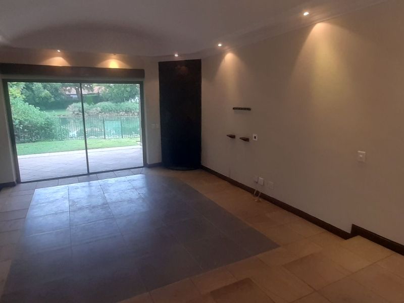 Stunning Lakeside Retreat with Modern Amenities - Photo 7