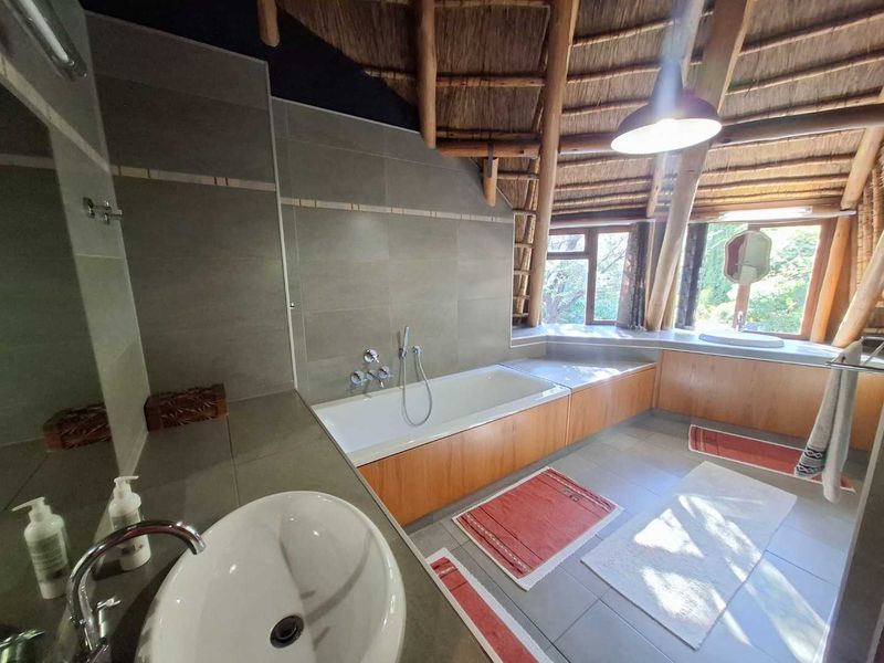 Unique Thatch roof home with two flats - Photo 2